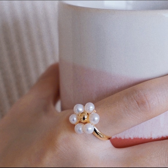 Size 6 Pearl Daisy Ring - Picture 2 of 7